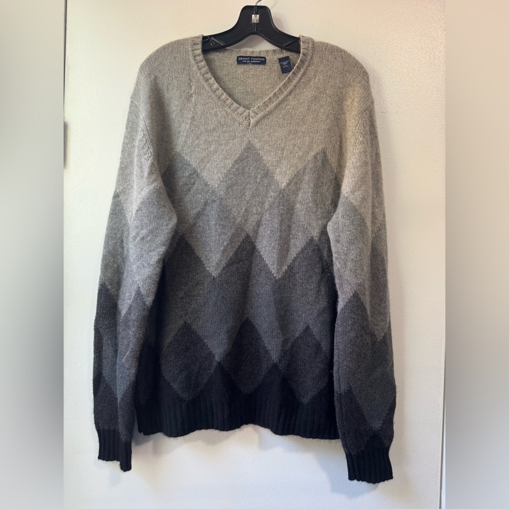 Grant Thomas Two Ply Cashmere Elegant V-Neck Sweater in Gray and Black